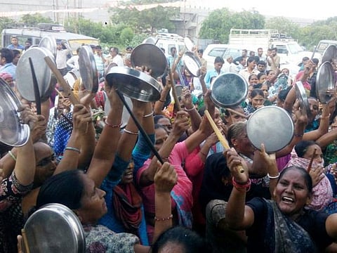 குஜராத்தில் வங்கி ‘டெபாசிட்’களை திரும்பப் பெறும் படேல் சமூகத்தினர்: அரசியல்வாதிகள் ஊருக்குள் நுழையவும் தடை