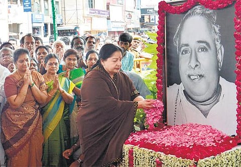 107-வது பிறந்த நாள்: அண்ணா சிலைக்கு ஜெயலலிதா, கருணாநிதி மரியாதை