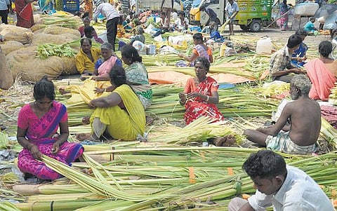 விநாயகர் சதுர்த்தியை முன்னிட்டு கோயம்பேட்டில் சிறப்பு சந்தை திறப்பு: பூஜை பொருட்கள் வாங்க அலைமோதும் கூட்டம்