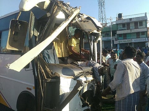 கிருஷ்ணகிரியில் சாலை விபத்து: மினி பேருந்து ஓட்டுநர் பலி; 26 பேர் படுகாயம்