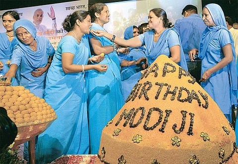 65-வது பிறந்த நாளை முன்னிட்டு பிரதமர் நரேந்திர மோடிக்கு பிரணாப், ராகுல் வாழ்த்து