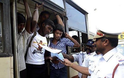 அதிகரிக்கும் பஸ் படிக்கட்டு மரணங்கள்: ஒரே நாளில் இரு பள்ளி மாணவர்கள் பலி