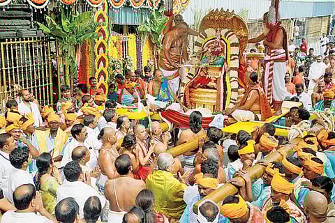 திருப்பதியில் 2-ம் நாள் பிரம்மோற்சவம்: சின்ன சேஷ வாகனத்தில் மலையப்பர் பவனி