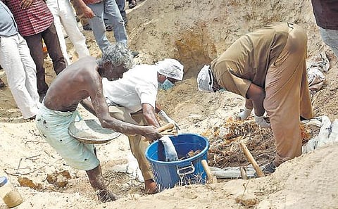 பிஆர்பி நிறுவனம் மீது நரபலி புகார்: மேலும் 2 சடலங்களின் எலும்புகள் மீட்பு- சடலங்களை தோண்டும் பணி இன்றும் தொடர்கிறது