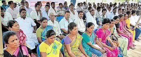 மீண்டும் பணி வழங்க வேண்டும்: மக்கள் நலப் பணியாளர்கள் உண்ணாவிரதம்