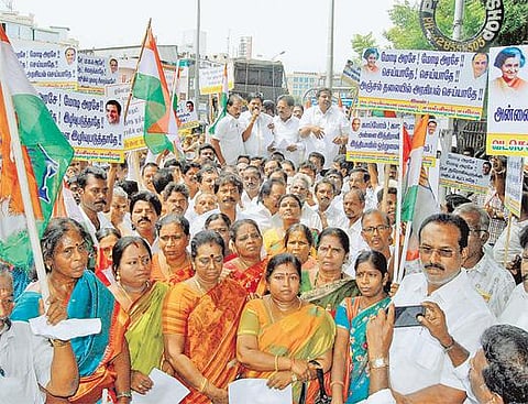 இந்திரா, ராஜீவ் தபால் தலைகளை பயன்படுத்த பாஜக அரசு விதித்துள்ள தடையை திரும்ப பெற வேண்டும்: காங்கிரஸ் தேசிய செயலாளர் திருநாவுக்கரசர் வலியுறுத்தல்