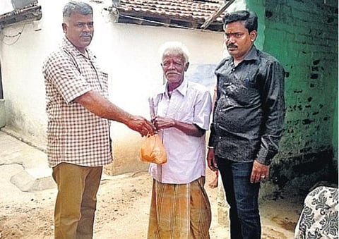 ஆதரவற்ற ஏழை முதியவர்களின் வீடு தேடிச் சென்று பசி தீர்க்கும் சேவை: கரூரில் 2 ஆண்டுகளாக இலவச உணவளித்து வரும் தன்னார்வலர்கள்