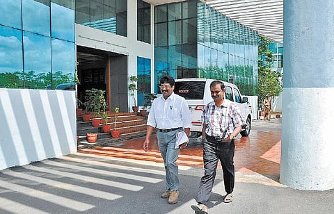 பெண் டிஎஸ்பி தற்கொலை வழக்கு: நாமக்கல் எஸ்பி அலுவலகத்தில் சிபிசிஐடி போலீஸார் விசாரணை- கோகுல்ராஜ் கொலை வழக்கு ஆவணங்களும் ஒப்படைப்பு