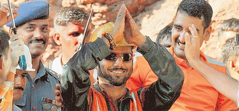 இமாச்சலப் பிரதேசத்தில் சுரங்கப் பாதைக்குள் சிக்கிய 2 தொழிலாளர்கள் 9 நாட்களுக்குப் பிறகு மீட்பு: ஒருவர் உயிரிழந்திருக்கலாம் என அச்சம்