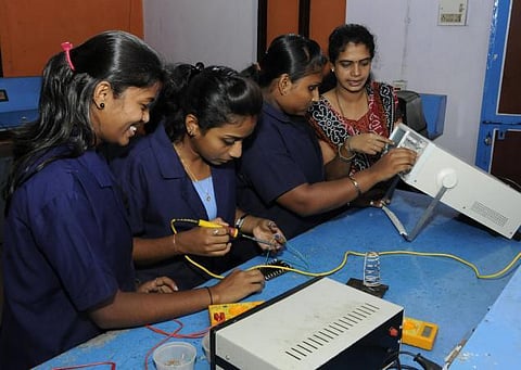 நடப்பு நிதியாண்டில் தமிழகத்தில் 30 ஆயிரம் மாணவ, மாணவியருக்கு தொழிற் பயிற்சி