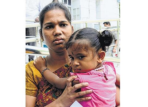 சாலை விபத்தில் போலீஸ் கணவர் மரணம்: காதல் திருமணத்தால் கைவிட்ட பெற்றோர் - முதல்வர் தனிப்பிரிவில் உதவிகேட்டு பெண் மனு