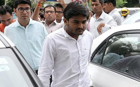 ஹர்திக் படேலுக்கு அழுத்தம் அதிகரிப்பு: பிரிவினையைத் தூண்டியதாக முக்கியக் கூட்டாளி கைது