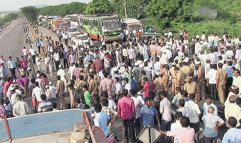 குர்பானிக்காக கொண்டு செல்லப்பட்ட மாடுகள் பறிமுதல்: தேசிய நெடுஞ்சாலையில் மறியல் - 3 மணி நேரம் போக்குவரத்து பாதிப்பு