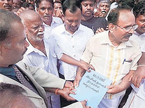 தமிழக-இலங்கை மீனவர்களிடையே கடலில் போர் வெடிக்கும் அபாயம்: யாழ்ப்பாணத்தில் இந்தியத் தூதுவரிடம் இலங்கை மீனவர்கள் மனு