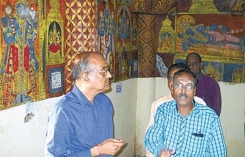 காஞ்சி வரதாராஜ பெருமாள் கோயிலில் மூலிகை ஓவியங்களை பிரித்தெடுக்கும் பணி: 10-ம் நூற்றாண்டைச் சேர்ந்தவை என கணிப்பு