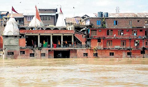 கன மழையால் நிலச்சரிவு: ஜம்மு - ஸ்ரீநகர் நெடுஞ்சாலை 2-வது நாளாக மூடப்பட்டது