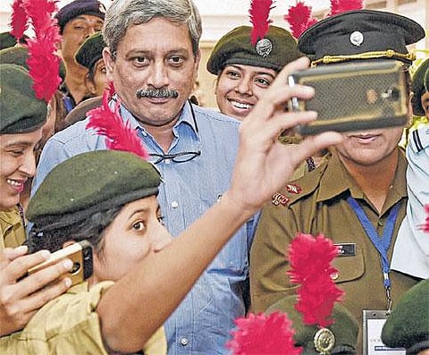 தூய்மை பணியில் என்சிசி மாணவர்கள்: அமைச்சர் பாரிக்கர் அழைப்பு