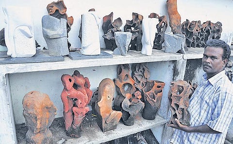 காலையில் தபால்காரர், இரவில் ஓவியர்: மாற்றுத்திறனாளி குழந்தைகளுக்கு ஓவியம் கற்றுத்தரும் கலைஞர்