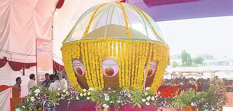 குஜராத் கோயிலில் தயாரிக்கப்பட்ட 11,111 கிலோ மெகா லட்டு: கின்னஸ் சாதனைக்கு பரிந்துரை