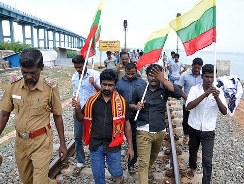 போர் குற்றங்களுக்கு எதிராக சர்வதேச விசாரணை நடத்த வலியுறுத்தி பாம்பன் ரயில் பாலத்தில் மறியல்