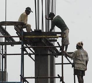 பல மாதங்களாக ஊதிய பாக்கி: சொந்த ஊர் திரும்பும் கட்டிடத் தொழிலாளர்கள்