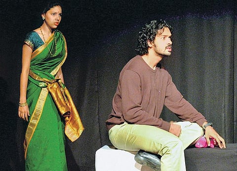 வேலி நாடக விமர்சனம்: டாலர் எனும் புதிருக்குள் சிக்கிய வாழ்க்கை