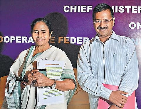 ஆளுநர்கள், சிபிஐ, நிதி ஒதுக்கீடு மூலம் மாநிலங்களை மிரட்டுகிறது மத்திய அரசு: முதல்வர்கள் மாநாட்டில் கேஜ்ரிவால் குற்றச்சாட்டு