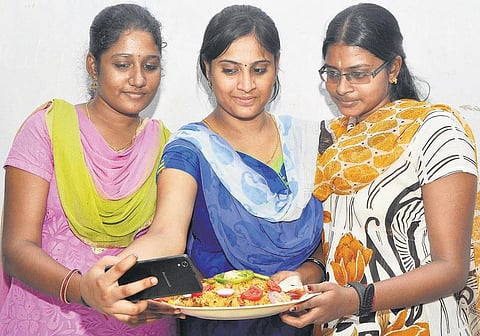 ‘செல்ஃபி வித் சமையல் ‘புலிகள்!