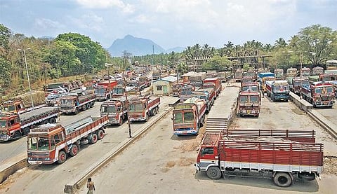 லாரிகள் வேலைநிறுத்தம் தொடங்கியது: சரக்குகள் முடங்கும் அபாயம் - ஒரே நாளில் ரூ.450 கோடிக்கு வர்த்தகம் பாதிப்பு