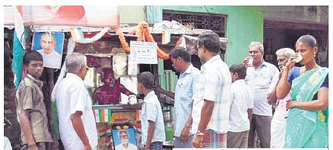 காந்தி பிறந்த நாளில் ரூ.1-க்கு டீ விற்பனை: குருவைப் பின்பற்றி சேவையை தொடரும் முதியவர்