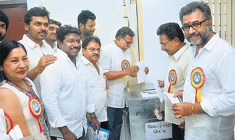 தேர்தல் அறிக்கை வெளியீடு: நடிகர் சங்க நிலத்தை மீட்போம் - பாண்டவர் அணியினர் உறுதி