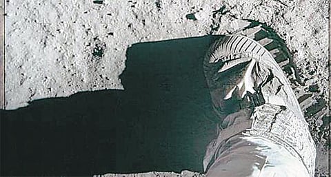 நிலவின் புதிய படங்களை வெளியிட்டது நாசா