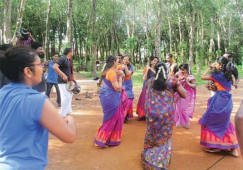 வானவில் பெண்கள்: கிராமியக் கலைகளைப் பரப்பும் வெளிநாட்டுப் பெண்கள்