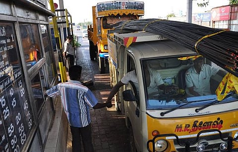 தமிழகத்தில் சுங்கச்சாவடிகளை முற்றுகையிட்டு போராட்டம்: லாரி உரிமையாளர் சம்மேளனம் அறிவிப்பு