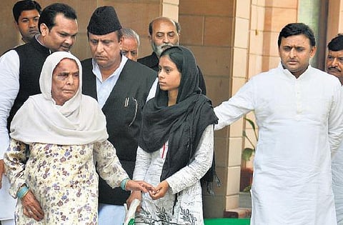 பசுவதை வதந்தியால் கொல்லப்பட்ட இக்லாக் குடும்பத்துக்கு நீதி வழங்கப்படும்: உத்தரப்பிரதேச முதல்வர் அகிலேஷ் யாதவ் உறுதி