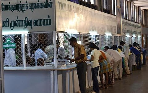 தீபாவளிக்கு சொந்த ஊருக்கு செல்ல அரசு விரைவு பஸ்களில் முன்பதிவு தொடக்கம்: சிறப்பு பஸ்கள் குறித்து அதிகாரிகள் விரைவில் ஆலோசனை