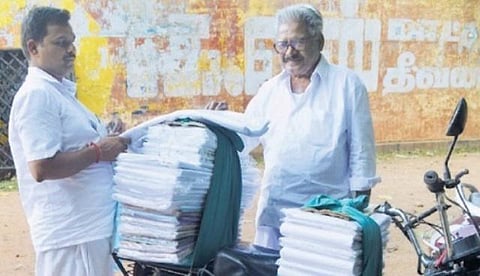 தேர்தல் நெருங்குவதால் சூடுபிடிக்கும் தொழில்: வீதிவீதியாக வலம் வரும் வெள்ளக்கோவில் வேஷ்டி சட்டைகள் - அதிகரிக்கும் ஆர்டர்.. உற்சாகத்தில் வியாபாரிகள்