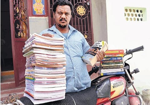 படிப்பவர்களுக்கு பாலமாக திகழும் ‘ஓல்டு புக்’ முருகேசன் : 5-ம் வகுப்புவரை மட்டுமே படித்தவர்