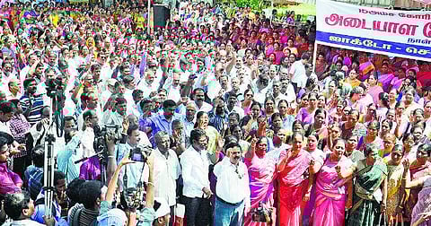 15 அம்ச கோரிக்கைகளை வலியுறுத்தி 1.5 லட்சம் அரசு ஆசிரியர்கள் வேலைநிறுத்தம்- மாற்று ஏற்பாட்டால் பள்ளிகள் இயங்கின