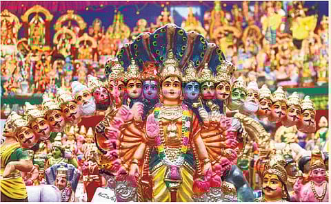 மனிதனை உயர்த்தும் கொலுப் படிகள்