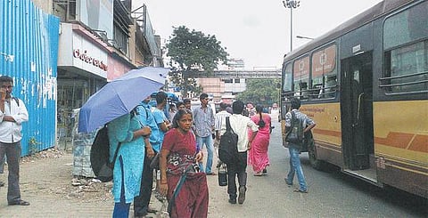 நிழற்குடை இன்றி லஸ் பேருந்து நிறுத்தம்: மீண்டும் அமைக்க பொதுமக்கள் வேண்டுகோள்