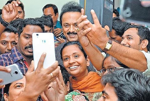 ஸ்டாலினை சந்திக்க தயங்கிய பட்டு நெசவாளர்கள், விவசாயிகள்