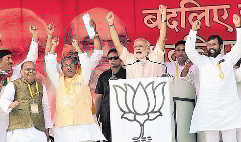 நாட்டிலிருந்து வறுமையை விரட்டியடிக்க இந்துக்களும் முஸ்லிம்களும் ஒற்றுமையாக பாடுபட வேண்டும்: பிரதமர் நரேந்திர மோடி வேண்டுகோள்