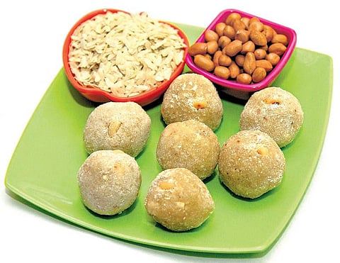 நவராத்திரி நல்விருந்து! - அவல் வேர்க்கடலை லாடு