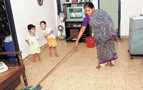 பெண் எனும் பகடைக்காய்: மதிப்பிழந்துபோன பெண் உழைப்பு