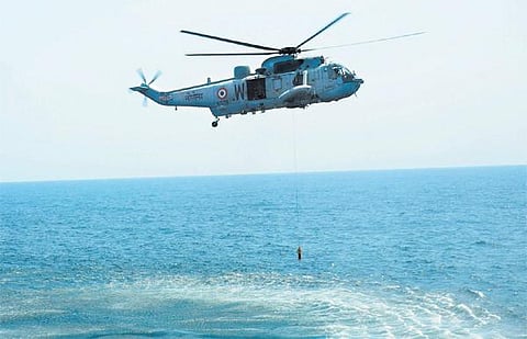 கடற்படை தினத்தை முன்னிட்டு நடுக்கடலில் கண்கவர் சாகச நிகழ்ச்சி