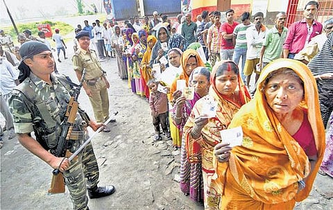 பிஹார் முதல்கட்ட தேர்தலில் 57 சதவீத வாக்குப்பதிவு: வன்முறையின்றி அமைதியாக நடந்தது