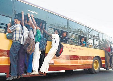 அடடே அறிவியல்: ஓடும் பேருந்தில் இருந்து இறங்கலாமா?