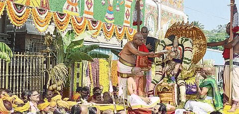 நவராத்திரி பிரம்மோற்சவம் 2-ம் நாள் விழா: சின்ன சேஷ வாகனத்தில் உற்சவர் பவனி