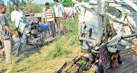 ஆந்திராவில் திருமண நிகழ்ச்சிக்கு சென்றபோது வேன் மீது பஸ் மோதியதில் 15 பேர் பலி